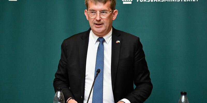 Dänemarks Verteidigungsminister Troels Lund Poulsen äußerte sich auf einer Pressekonferenz mit Justizminister Peter Hummelgaard. (Archivbild) - Foto: Tobias Schwarz/AFP POOL/dpa