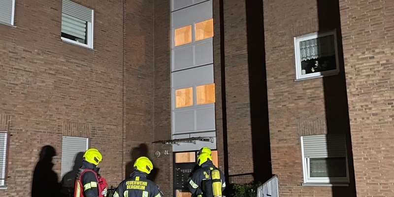 FW Bergheim: Gebäudebrand im 4. Obergeschoss eines Mehrfamilienhauses in Bergheim-Zieverich - Foto: presseportal.de