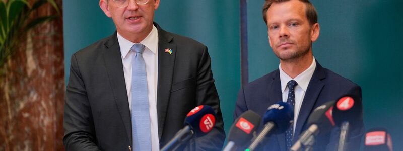 Sprechen von einem «hybriden Angriff»: Dänemarks Verteidigungsminister Troels Lund Poulsen und Justizminister Peter Hummelgaard. - Foto: Emil Helms/Ritzau Scanpix Foto/AP/dpa