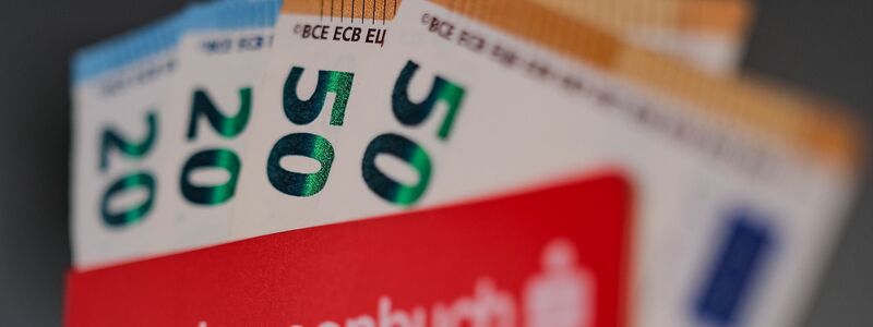 In Deutschland beliebt: Bargeld, Sparbuch, Tagesgeld. (Symbolbild) - Foto: Oliver Berg/dpa/dpa-tmn