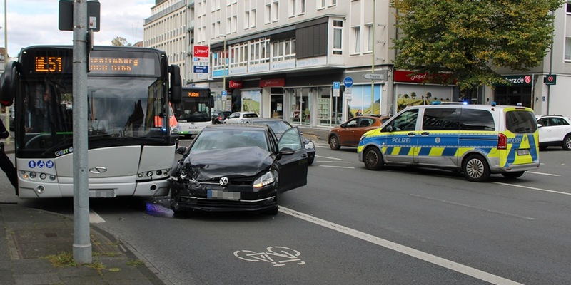 POL-HA: Drei Leichtverletzte nach Abbiegeunfall - Foto: presseportal.de
