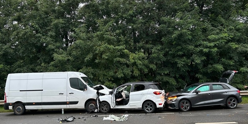 POL-PDTR: Frontalzusammenstoß zwischen Transporter und PKW - zwei Personen verletzt - Foto: presseportal.de