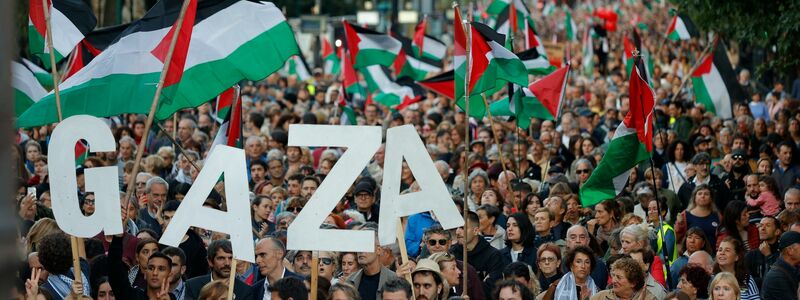 Teilnehmer einer propalästinensischen Demonstration im spanischen Teil des Baskenlandes warfen Israel einen Völkermord im Gazastreifen vor. - Foto: Arnaitz Rubio/EUROPA PRESS/dpa