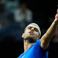 Carlos Alcaraz gewinnt sein Erstrundenmatch in Tokio trotz zwischenzeitlicher Probleme mit dem Fuß. (Archivbild) - Foto: Jeff Chiu/AP/dpa