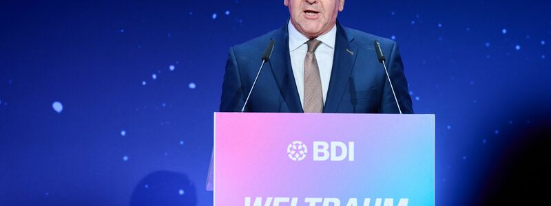 Verteidigungsminister Boris Pistorius (SPD) nannte in Berlin eine belastbare Struktur aus Satellitenkonstellationen, Bodenstationen, gesicherten Startfähigkeiten ins All und den nötigen Services als Ziel des Programms. - Foto: Annette Riedl/dpa