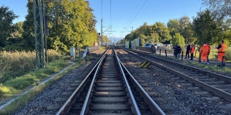 BPOL-FL: Zug erfasst Bahnmitarbeiter bei Gleisarbeiten - Foto: presseportal.de