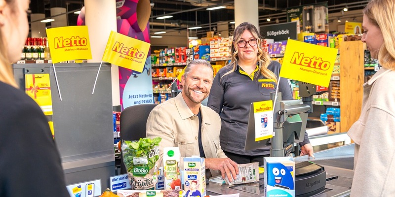 Bring dich ein für deinen Verein / Der Bachelor an der Kasse: Paul Janke unterstützt in Hamburg Vereinswesen bei Netto-Spendenaktion - Foto: presseportal.de