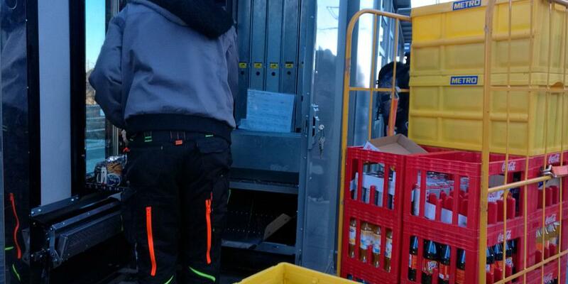 Auffüllen eines Getränkeautomates (Archiv) - Foto: über dts Nachrichtenagentur