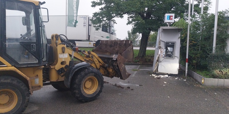 POL-PDWO: Worms - Versuchter Aufbruch eines Geldautomaten mittels Bagger - Bildveröffentlichung - Foto: presseportal.de