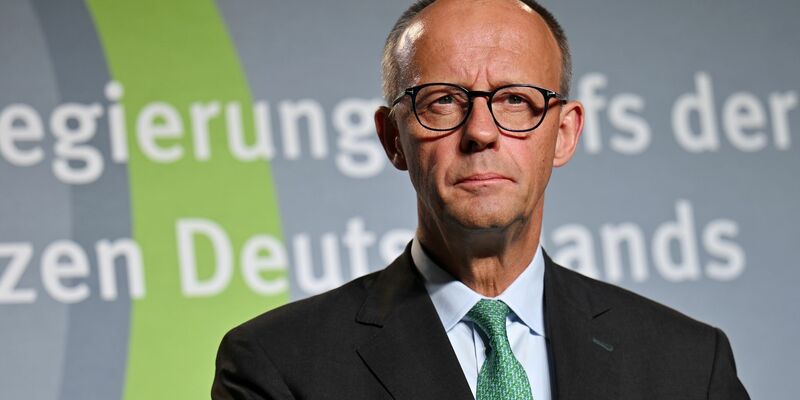 Bundesverteidigungsminister Boris Pistorius nahm auf Schloss Ettersburg an Beratungen der ostdeutschen Ministerpräsidenten teil. Es ging um die Verteidigungsfähigkeit.  - Foto: Martin Schutt/dpa