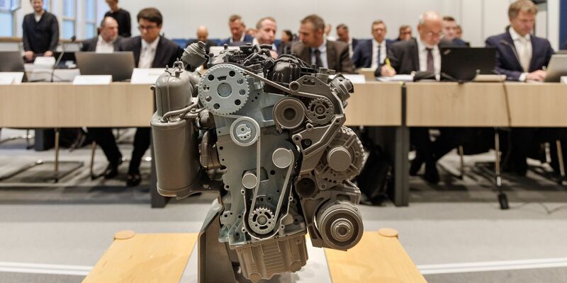 Vor dem OVG Schleswig wurde über die Genehmigung eines VW-Software-Updates in der Motorsteuerung durch das KBA verhandelt. - Foto: Markus Scholz/dpa