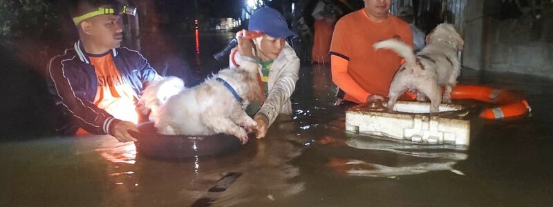 Tausende Menschen mussten aus ihren Häusern evakuiert werden. - Foto: Uncredited/Philippine Coast Guard/AP/dpa