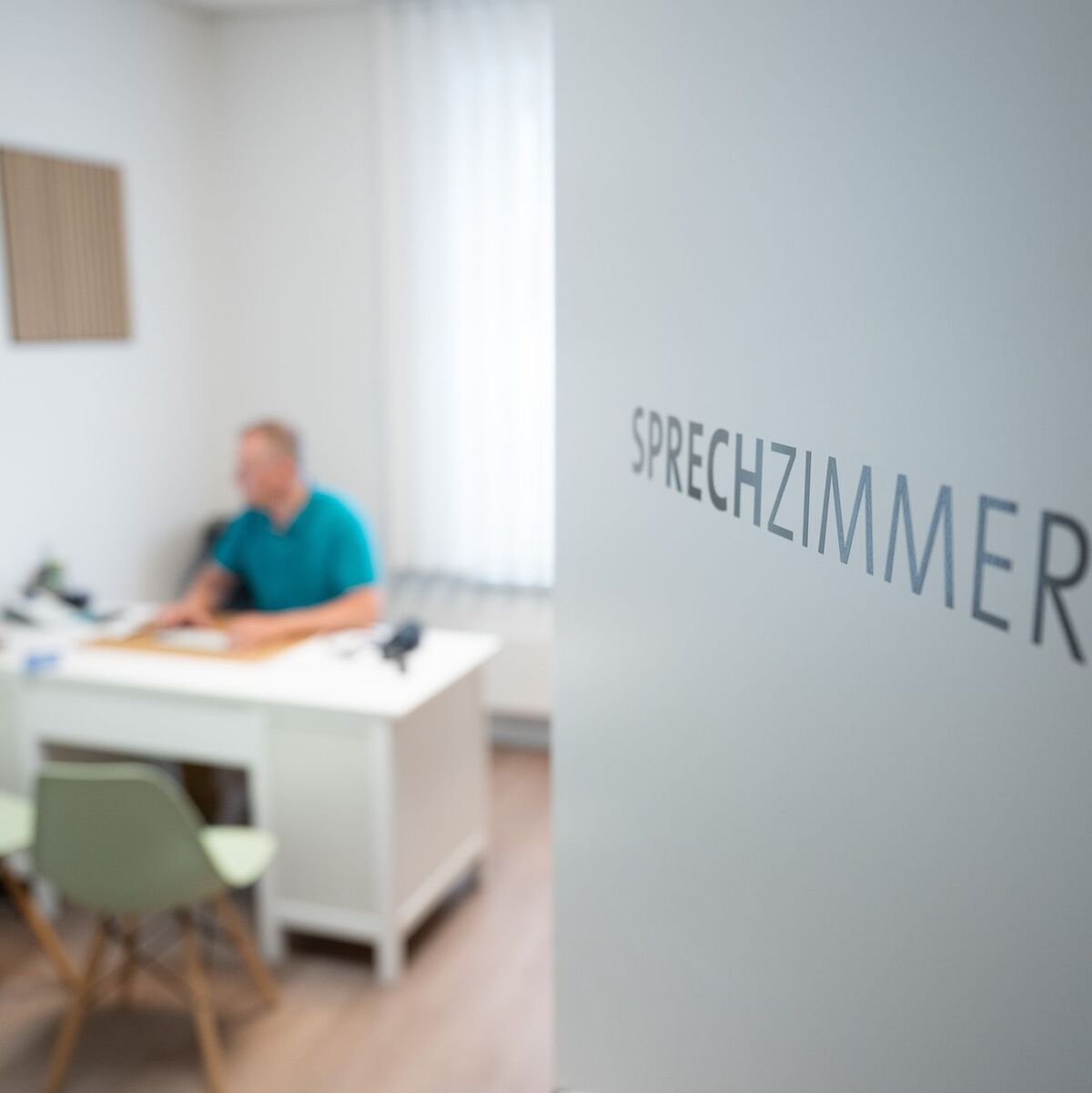 Soll eine Krankschreibung wirklich erst nach dem vierten Tag nötig sein? Die Arbeitgeber sind dagegen. - Foto: Sebastian Kahnert/dpa