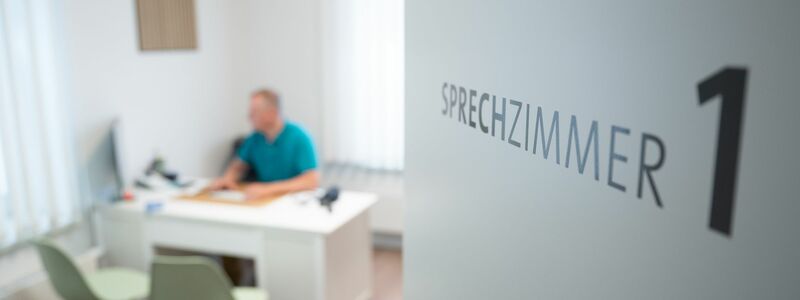 Unter anderem beim Arztbesuch wird das «Sie» häufig weiterhin gepflegt. (Symbolbild) - Foto: Sebastian Kahnert/dpa