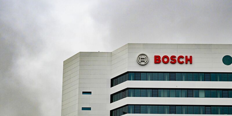 Autozulieferer Bosch will weitere Stellen abbauen. (Archivbild) - Foto: Bernd Weißbrod/dpa