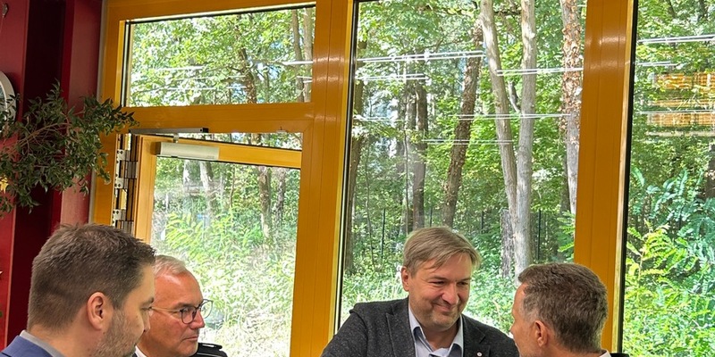 HZA-P: Schichtwechsel - Menschen mit und ohne Handicap tauschen ihren Arbeitsplatz / Gemeinsam stark: Hauptzollamt Potsdam und die DRK-Behindertenwerkstätten Potsdam gGmbH wechseln die Perspektiven - Foto: presseportal.de