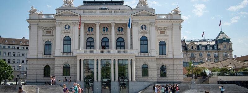 Das Opernhaus Zürich liegt in einer Kritikerumfrage vorn. (Archivbild) - Foto: Melanie Duchene/Keystone/dpa