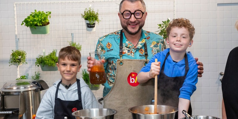 KiKA-Premiere von besseresser Kids - Lege packt's an mit Sebastian Lege ab 1. Oktober 2025 / Factual-Reihe stellt Schulessen auf den Prüfstand - Foto: presseportal.de