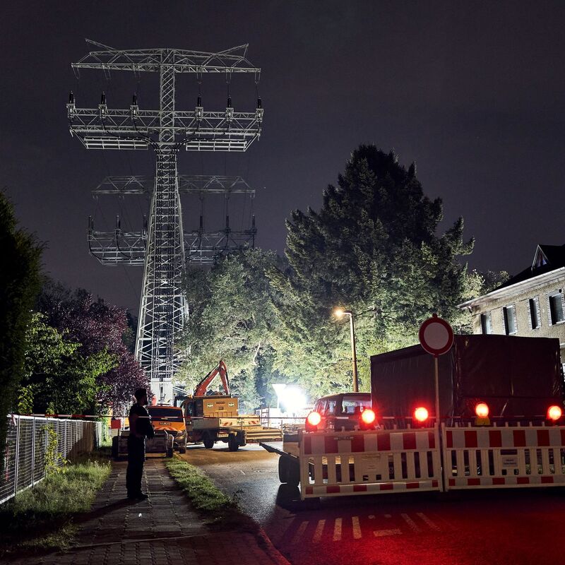 Reparaturarbeiten in Berlin an einem beschädigten Strommast. (Archivbild)  - Foto: Michael Ukas/dpa