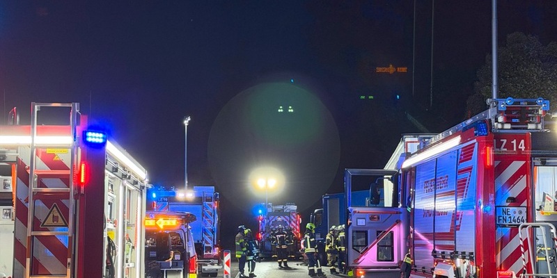 FW-NE: Auffahrunfall auf der A57 - Lkw kollidiert mit Baustellen-Warneinrichtung - Foto: presseportal.de