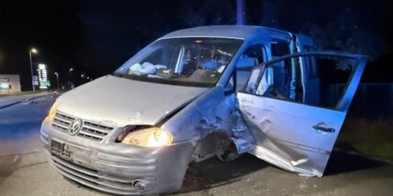 POL-HRO: PKW kollidiert mit Gegenverkehr - Fahrer betrunken - Foto: presseportal.de