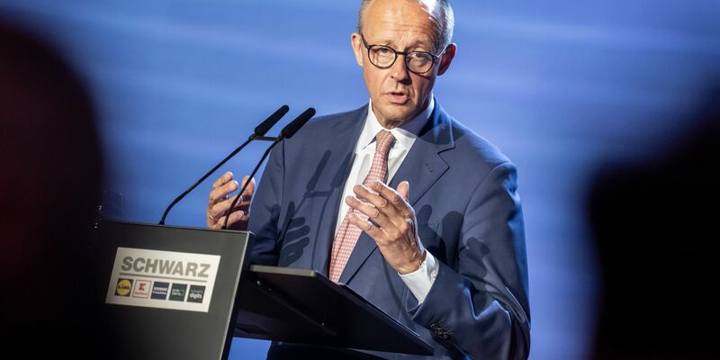 Merz positioniert sich nun deutlich gegen das Verbrenner-Aus. - Foto: Michael Kappeler/dpa