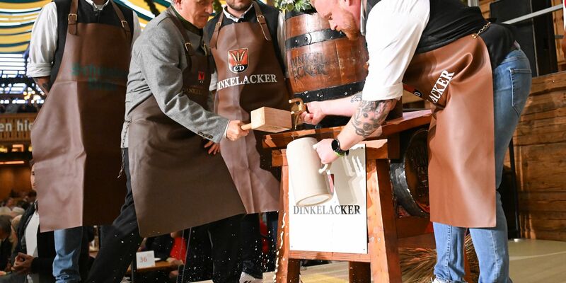 Frank Nopper (links), Oberbürgermeister von Stuttgart, und Winfried Kretschmann, Ministerpräsident von Baden-Württemberg. - Foto: Bernd Weißbrod/dpa