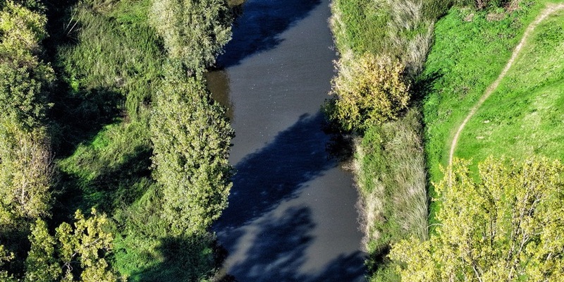 FW-NE: Ölverschmutzung auf der Erft | Einsatz für Feuerwehr und Erftverband - Foto: presseportal.de