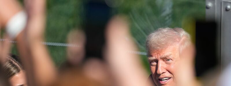 US-Präsident Trump (r) trifft mit der Air Force One zu seinem Besuch beim Ryder Cup ein. - Foto: Alex Brandon/AP/dpa