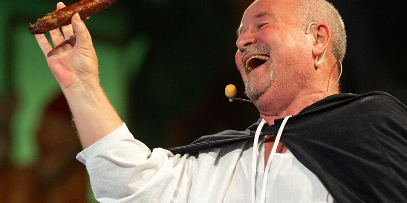 Rund 300 Menschen verfolgten das Spektakel.  - Foto: Michael Reichel/dpa