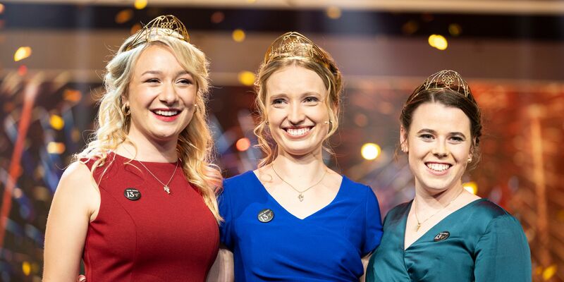 Königin Anna Zenz (r) mit den Prinzessinnen Emma Meinhardt (l) und Katja Simon (M) - Foto: Hannes P. Albert/dpa