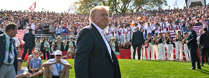 US-Präsident Donald Trump sah zum Auftakt des Ryder Cups überraschend starke Europäer. - Foto: Mandel Ngan/POOL AFP/AP/dpa