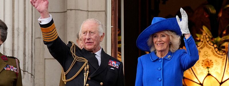 König Charles und Königin Camilla laden zum Weihnachtsfest. (Archivbild) - Foto: Aaron Chown/PA Wire/dpa