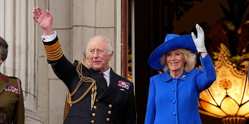 König Charles III. und Königin Camilla reisen in den Vatikan. (Archivbild) - Foto: Aaron Chown/PA Wire/dpa