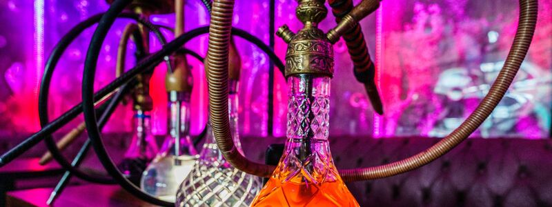 Shishas schmecken nach Apfel, Kirsche, Zimt, Minze oder zahlreichen anderen Aromen. (Archivbild) - Foto: Andreas Arnold/dpa