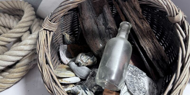 Sieben Jahre lag eine auf Sylt gefundene Flaschenpost bei ihren Findern, ohne entziffert worden zu sein. - Foto: Malte C. Bayer/-/dpa