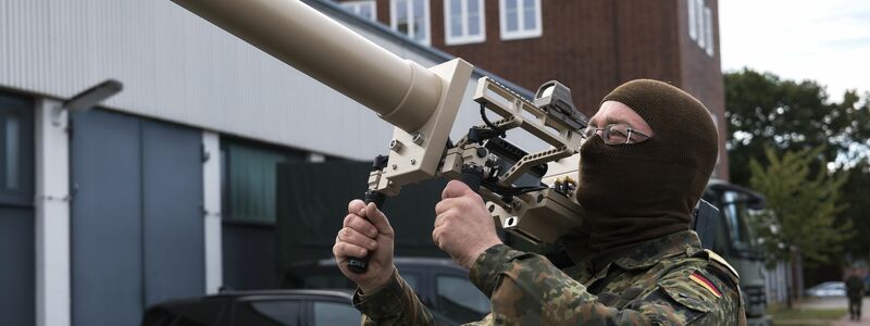 Zuletzt machten illegale Drohnenüberflüge etwa in Skandinavien häufiger Schlagzeilen - der Bund will nun die Rechtslage verschärfen. (Symbolbild) - Foto: Marcus Golejewski/dpa