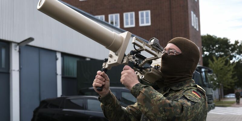 Zuletzt machten illegale Drohnenüberflüge etwa in Skandinavien häufiger Schlagzeilen - der Bund will nun die Rechtslage verschärfen. (Symbolbild) - Foto: Marcus Golejewski/dpa