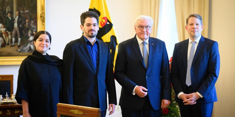 Erst eine Aus-, dann eine Einladung: Intendant Wiegand zusammen mit dem designierten Chefdirigenten Shani bei Bundespräsident Steinmeier. (Archivbild) - Foto: Bernd von Jutrczenka/dpa