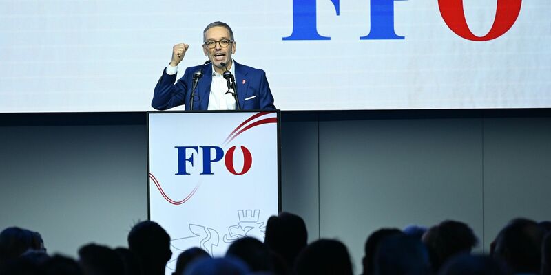 Kickl tritt unter anderem für einen «Asylstopp» ein. - Foto: Helmut Fohringer/APA/dpa