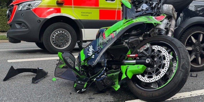 FW-M: Motorrad kollidiert mit Pkw (Moosach) - Foto: presseportal.de