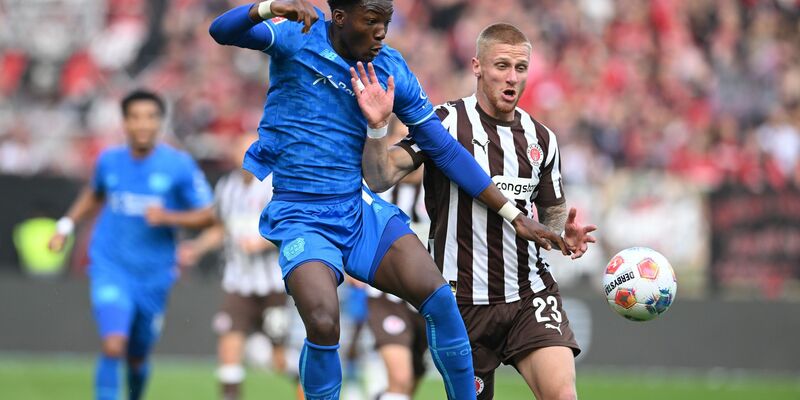 Erwartete nach der Stuttgart-Niederlage eine Reaktion seiner Mannschaft: St. Paulis Trainer Alexander Blessin - Foto: Carmen Jaspersen/dpa