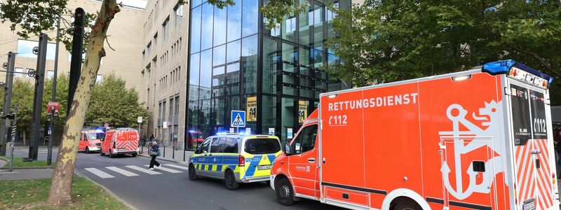 Rettungskräfte brachten den 17-Jährigen lebensgefährlich verletzt ins Krankenhaus. - Foto: David Young/dpa