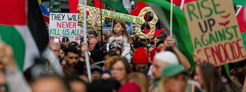 Sehr viele Transparente erhoben den Vorwurf des «Völkermords», den Israel strikt zurückweist. - Foto: Henning Kaiser/dpa