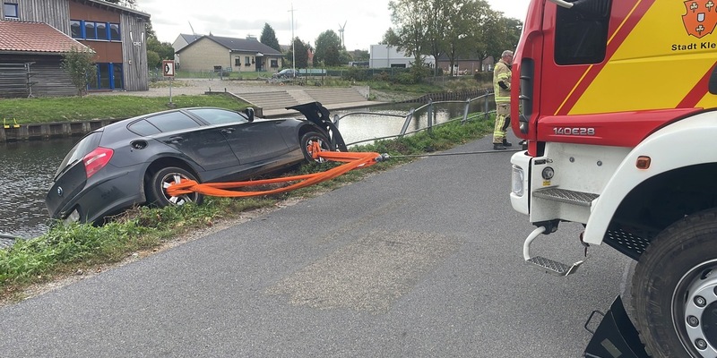 FW-KLE: Verkehrsunfall auf der Johanna-Sebus-Straße - Auto von Böschung geborgen - Foto: presseportal.de