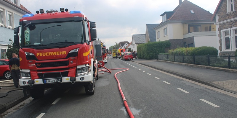FF Bad Salzuflen: Drei Verletzte nach Wohnungsbrand in Schötmar / Feuerwehr rettet schwangere Frau über Steckleiter - Foto: presseportal.de