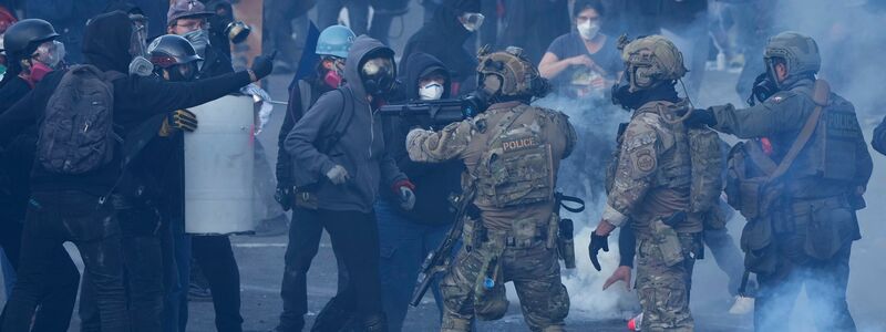 In Portland gibt es seit Längerem Proteste rund um eine ICE-Einrichtung - dabei wurde im Juni auch Tränengas gegen Demonstranten eingesetzt. (Archivbild) - Foto: Jenny Kane/AP/dpa