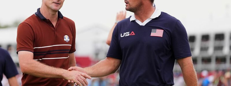 Zwischen Justin Rose (links) und Bryson DeChambeau wurde es vor dem abschließenden Handschlag emotional. - Foto: Lindsey Wasson/AP/dpa