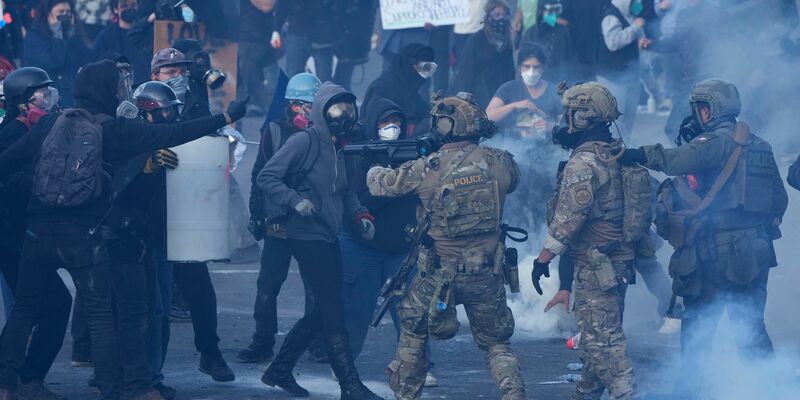 In Portland gibt es seit Längerem Proteste rund um eine ICE-Einrichtung - dabei wurde im Juni auch Tränengas gegen Demonstranten eingesetzt. (Archivbild) - Foto: Jenny Kane/AP/dpa