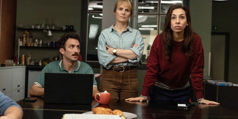 Außerordentliche Videokonferenz mit den Behörden: Das Team um Kommissarin Isabelle Grandjean (Anna Pieri Zuercher) im roten Pullover.  - Foto: Sava Hlavace/ARD Degeto/dpa